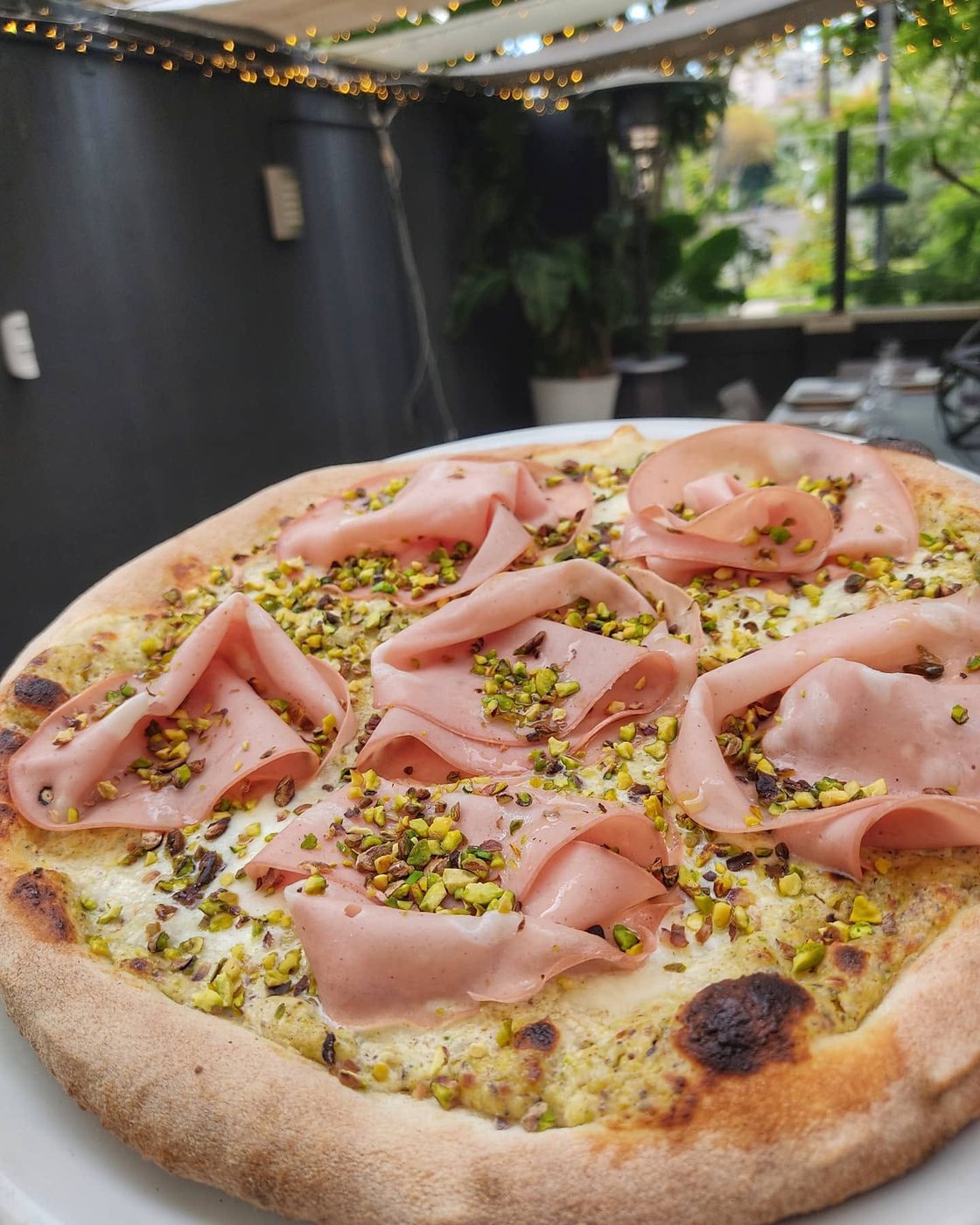 Una pizza appena sfornata, vista dall'alto